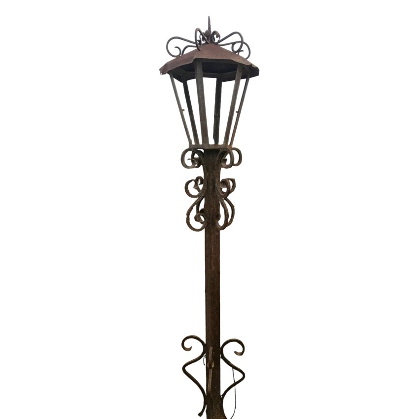 Materials of yesteryear: RUSTY METAL FLOOR LAMP