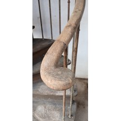 ESCALIER EN COLIMAÇON EN BOIS