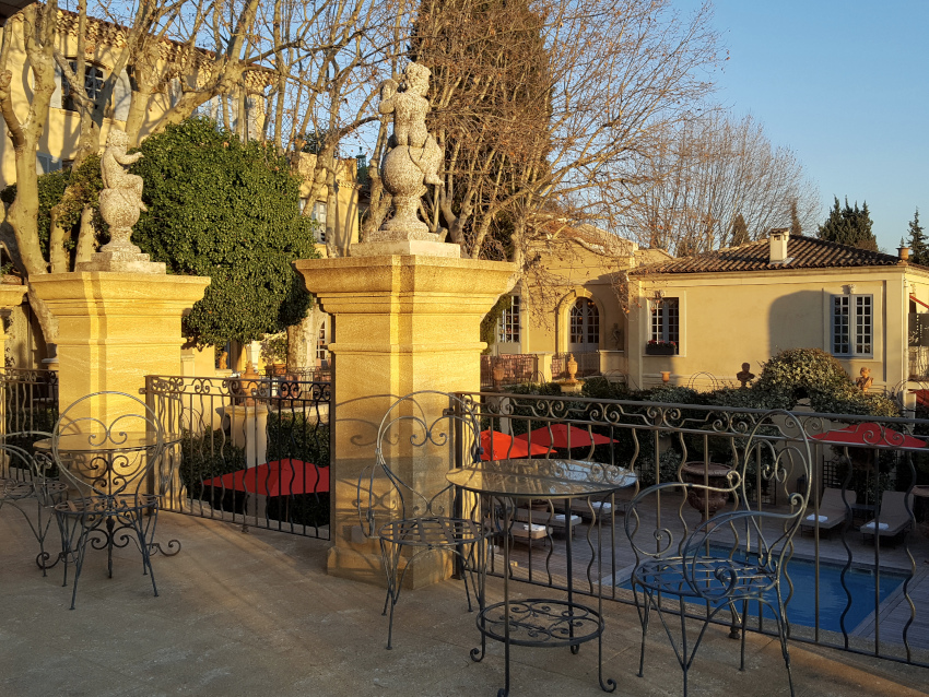 La terrasse en pierre Vers Pont du Gard.