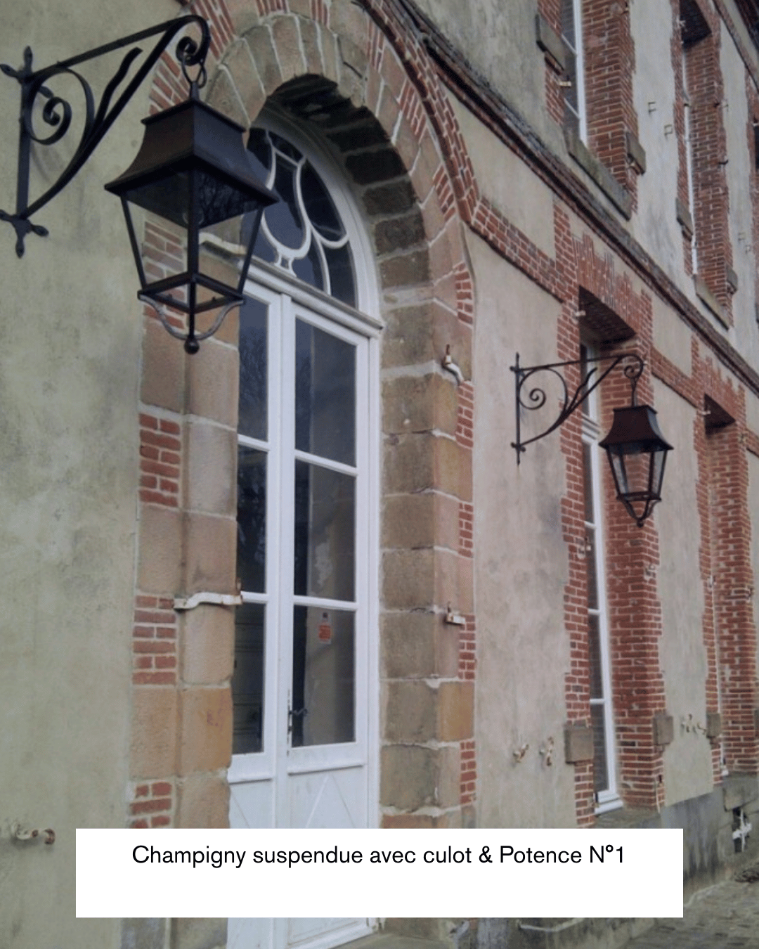 Hanging Champigny lantern with bottom finial and bracket no. 1